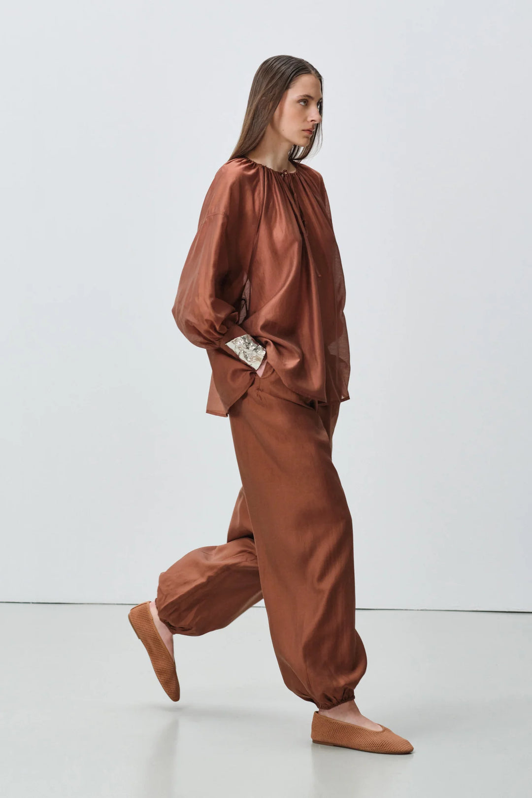 Devotion Twins SATIN brown blouse met ballonmouwen 026.004G