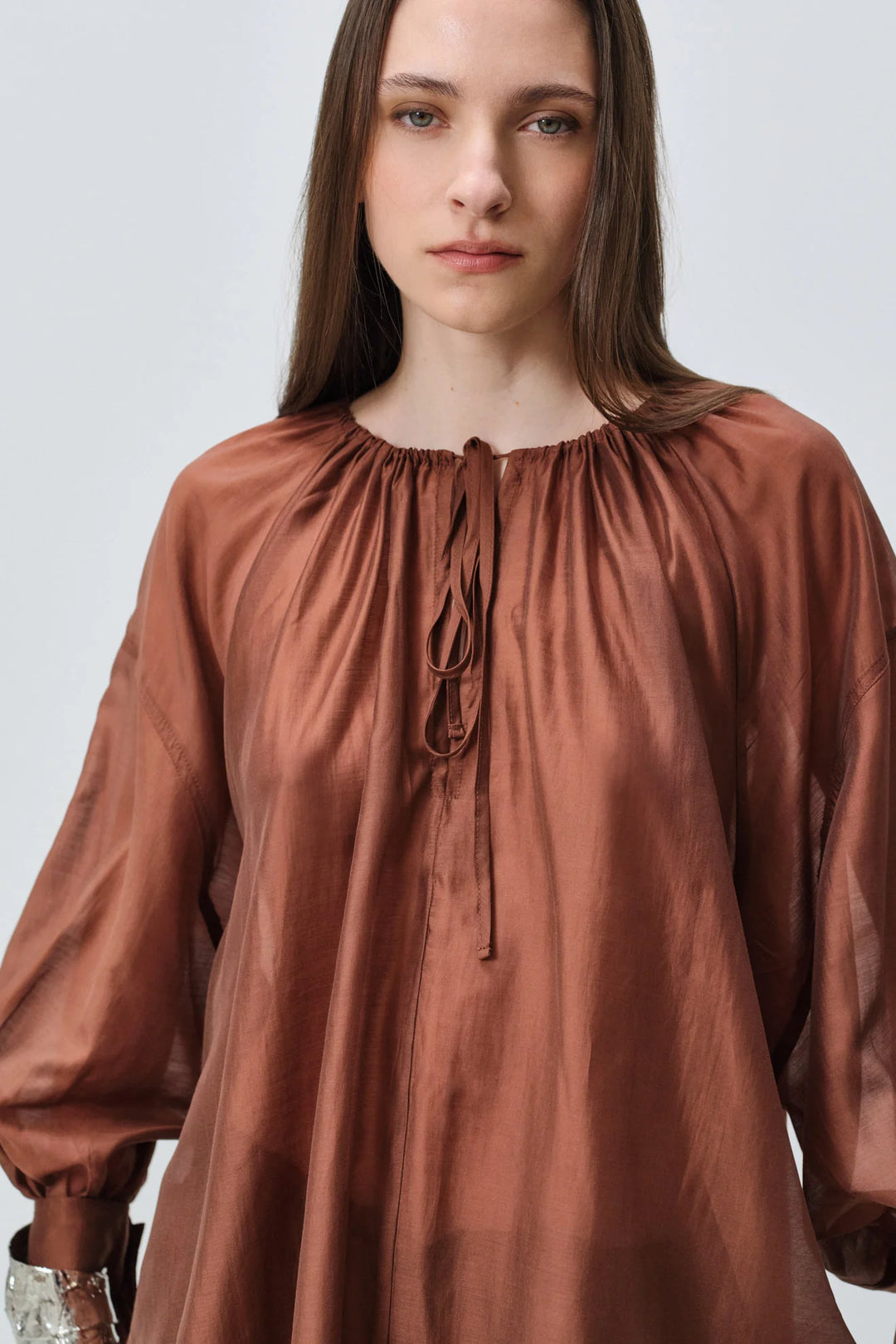 Devotion Twins SATIN brown blouse met ballonmouwen 026.004G