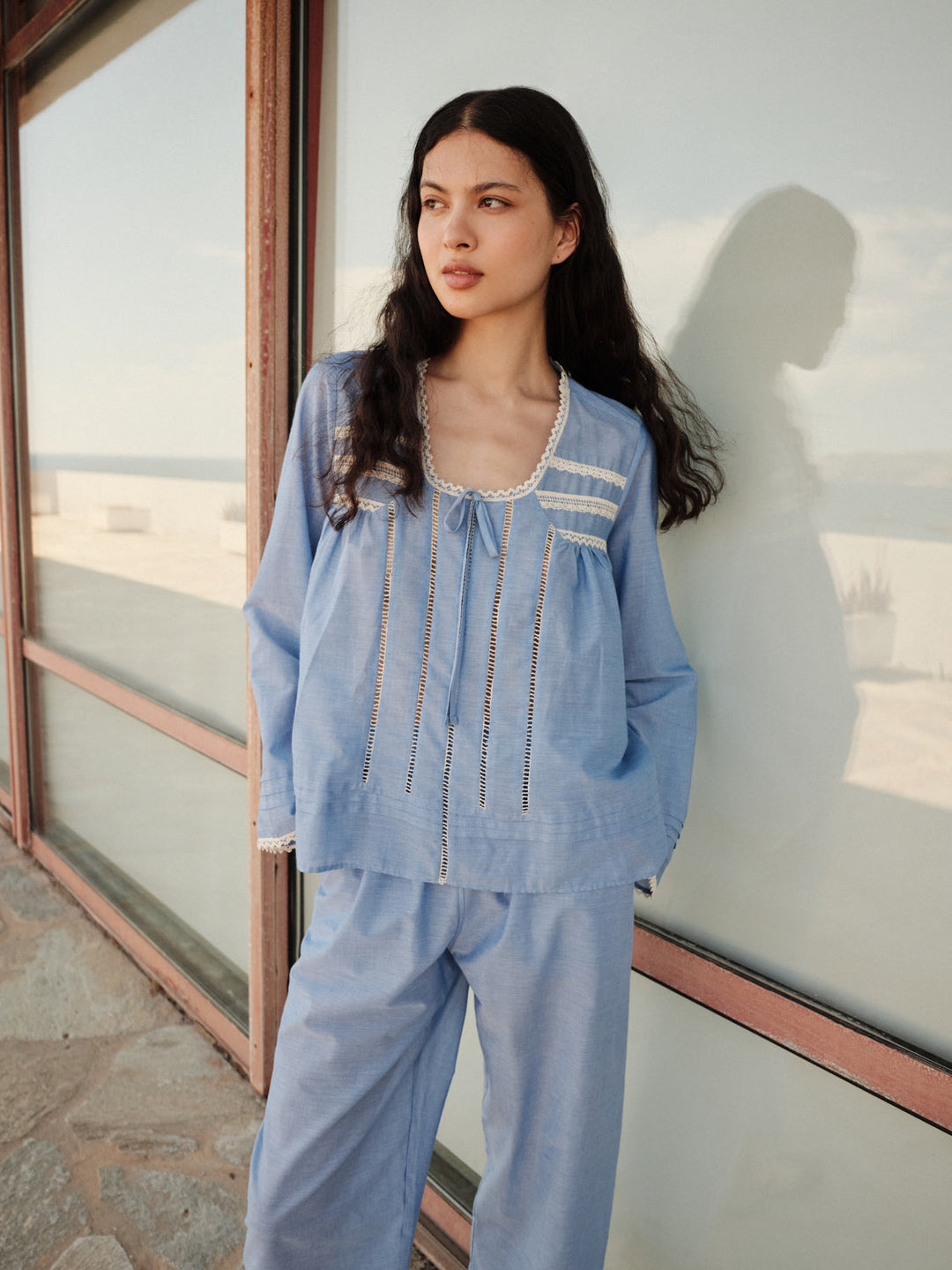 Devotion Twins lichtblauwe katoenen blouse met kanten details 026.002G